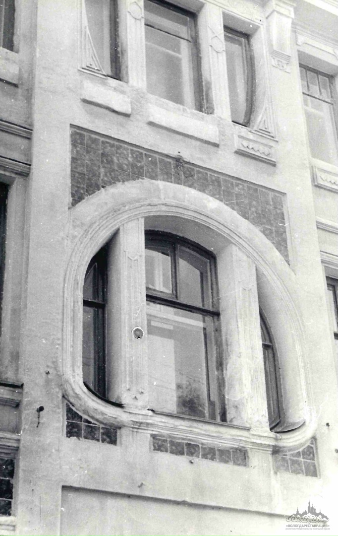 1983 год. Центральное окно главного фасада (https://sun9-76.userapi.com/impg/vgGtzuAFNrrKpwQ1Vir5lPGPR-Iy3kCoSjx7yA/BUmtdhjBlj8.jpg?size=682x1080&quality=95&sign=5e8e7bde89b703a9f9d2a1ce702a5a8e&type=album)