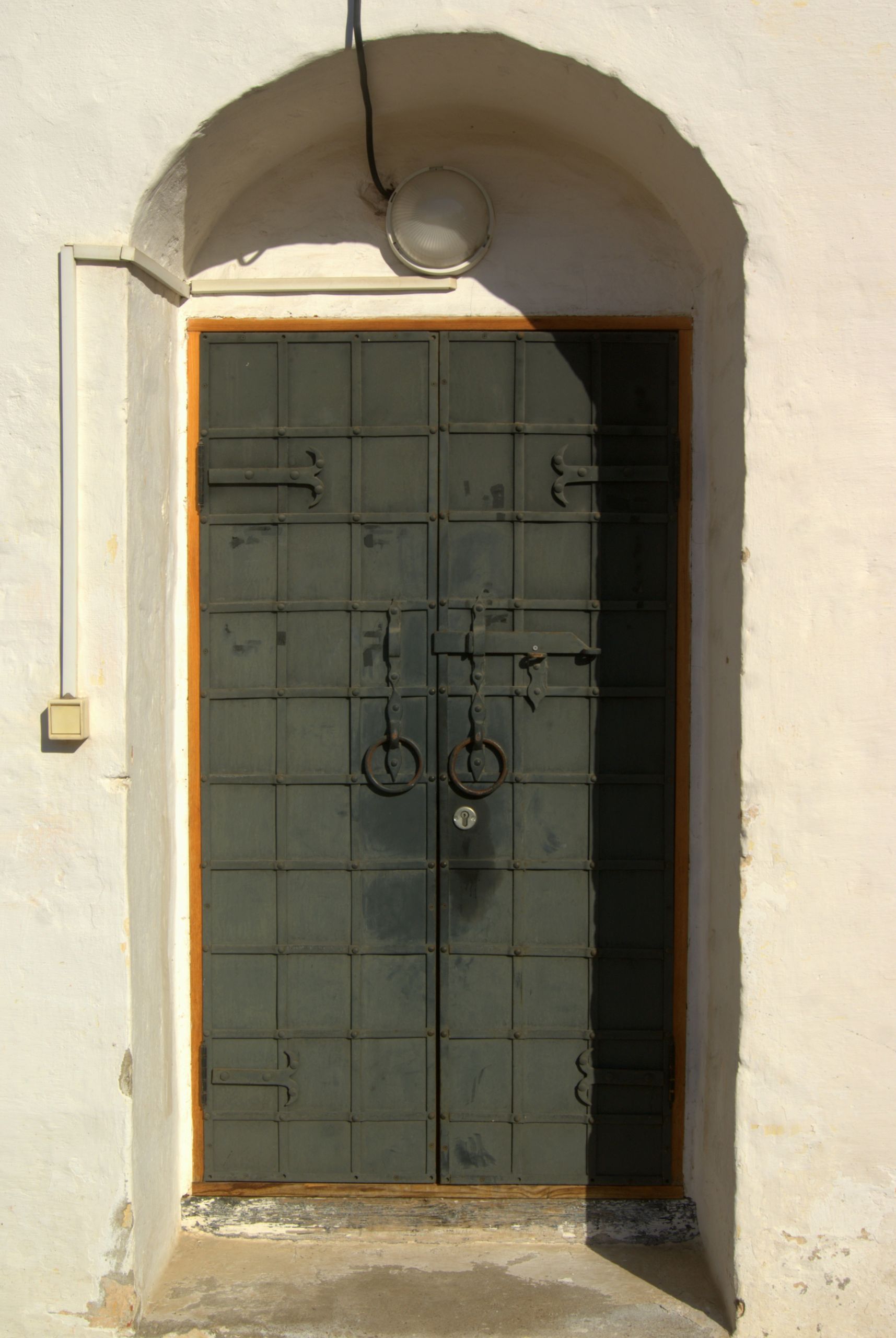 Двери в стене Южного корпуса