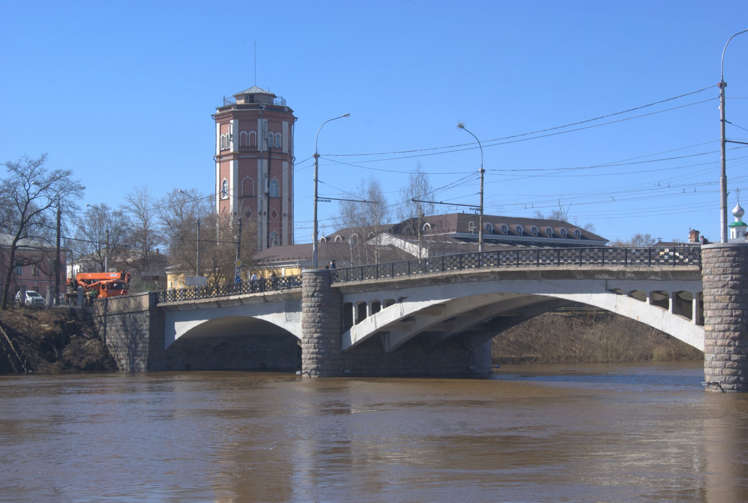 Водонапорная башня и Октябрьский мост