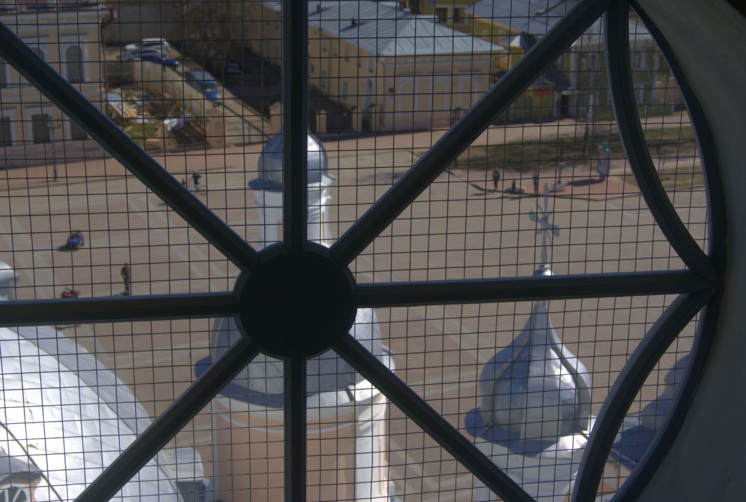 Вид на Воскресенский собор и Кремлёвскую площадь из окна колокольни