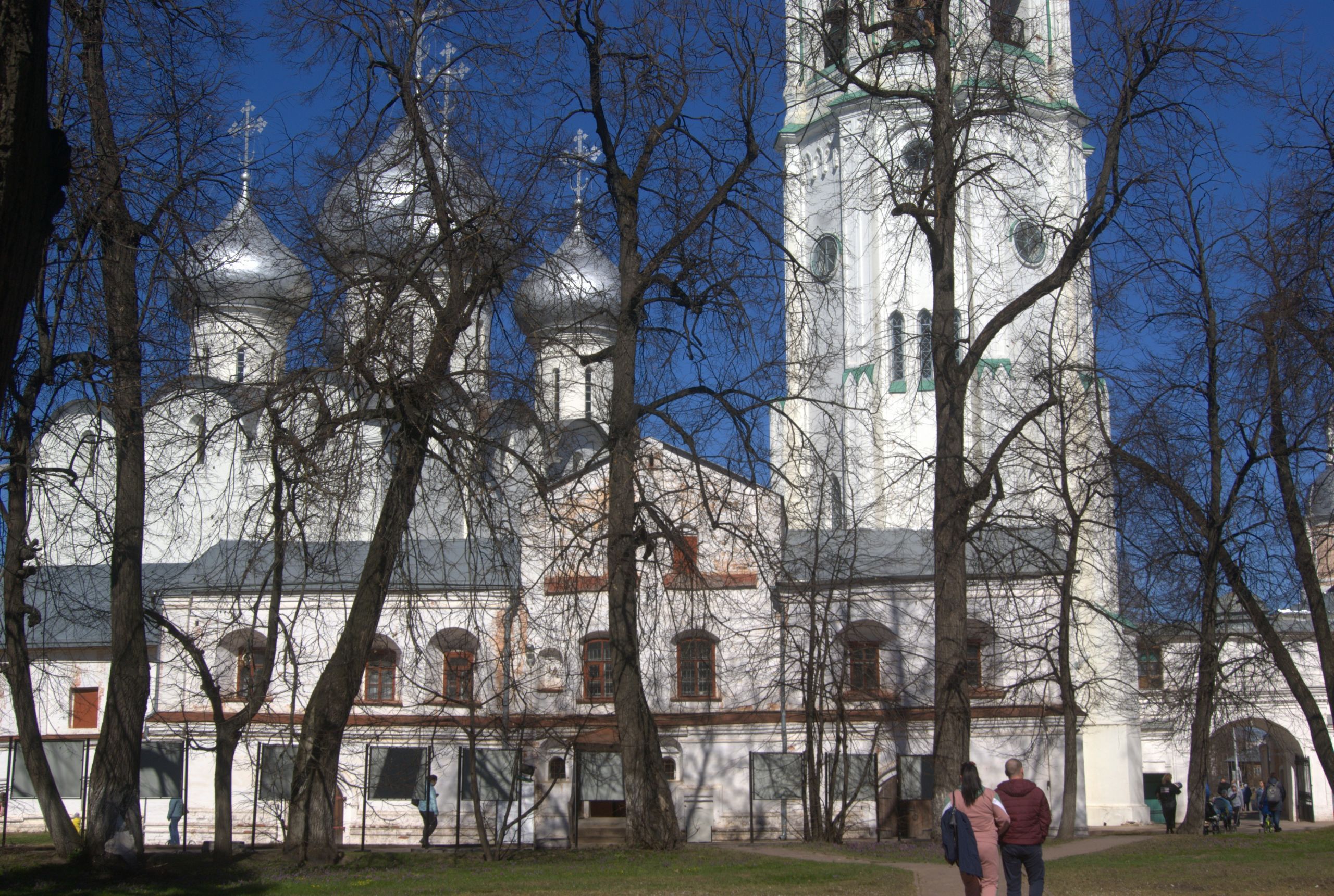 Экономский корпус, Софийский собор (на заднем плане) и колокольня
