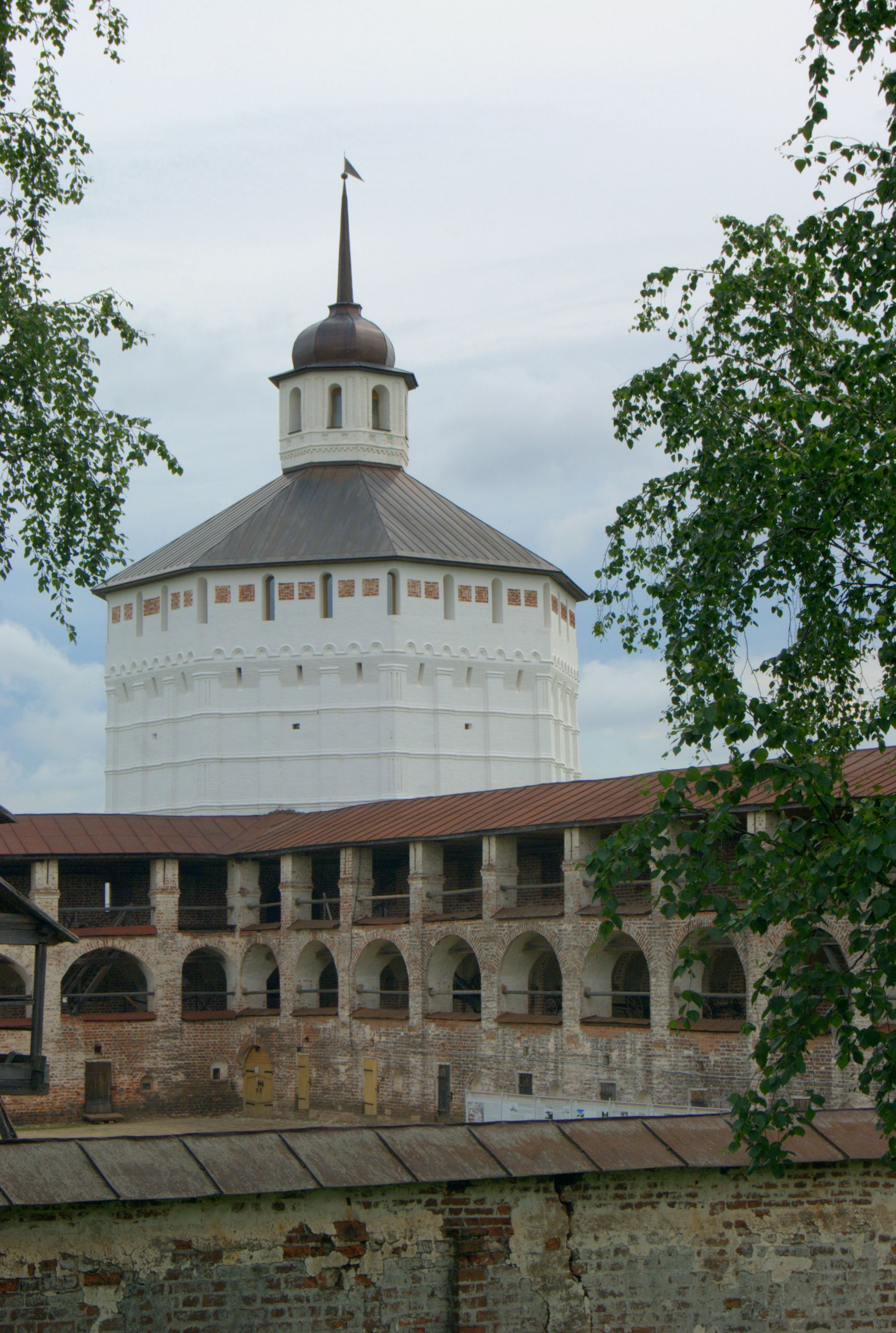 Вологодская башня (вид с территории Старого города)