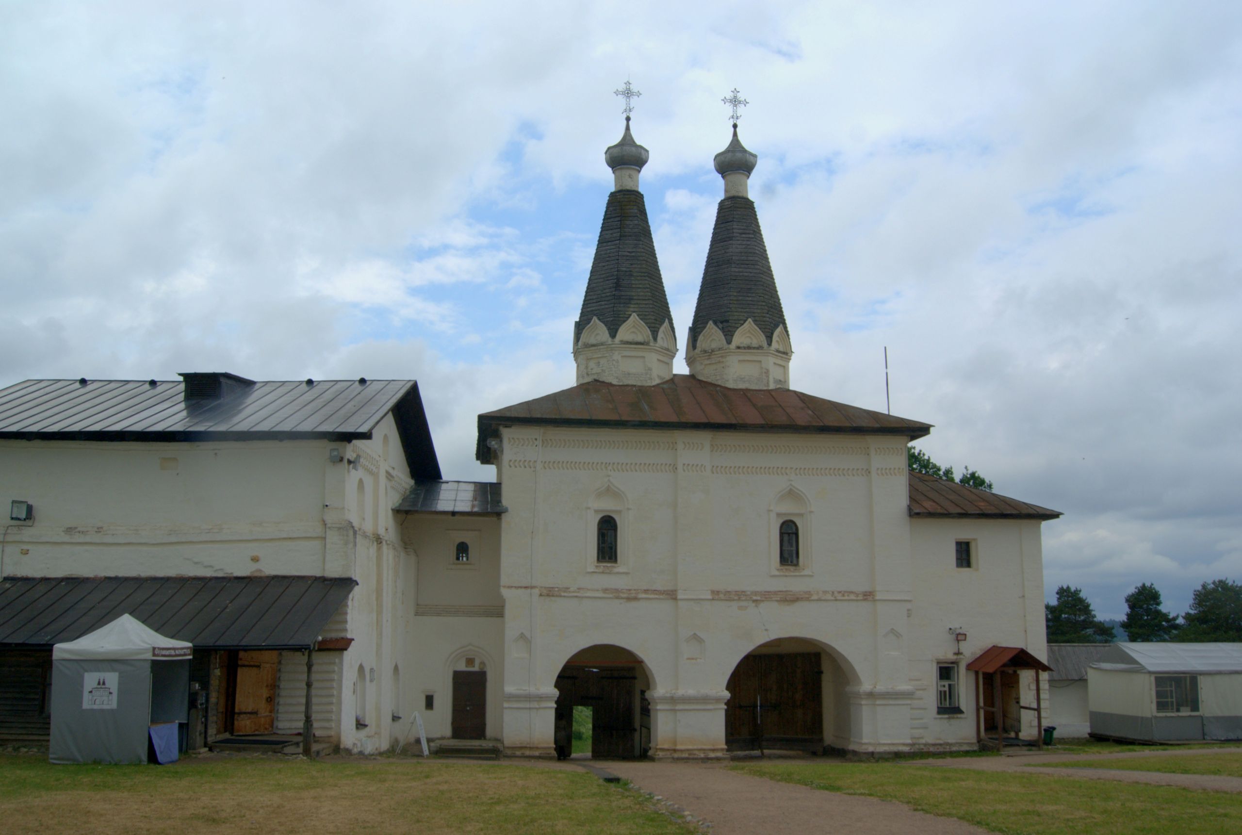 Церкви Богоявления Господня и преподобного Ферапонта над Святыми воротами (1649 год) и казённая палата (слева)