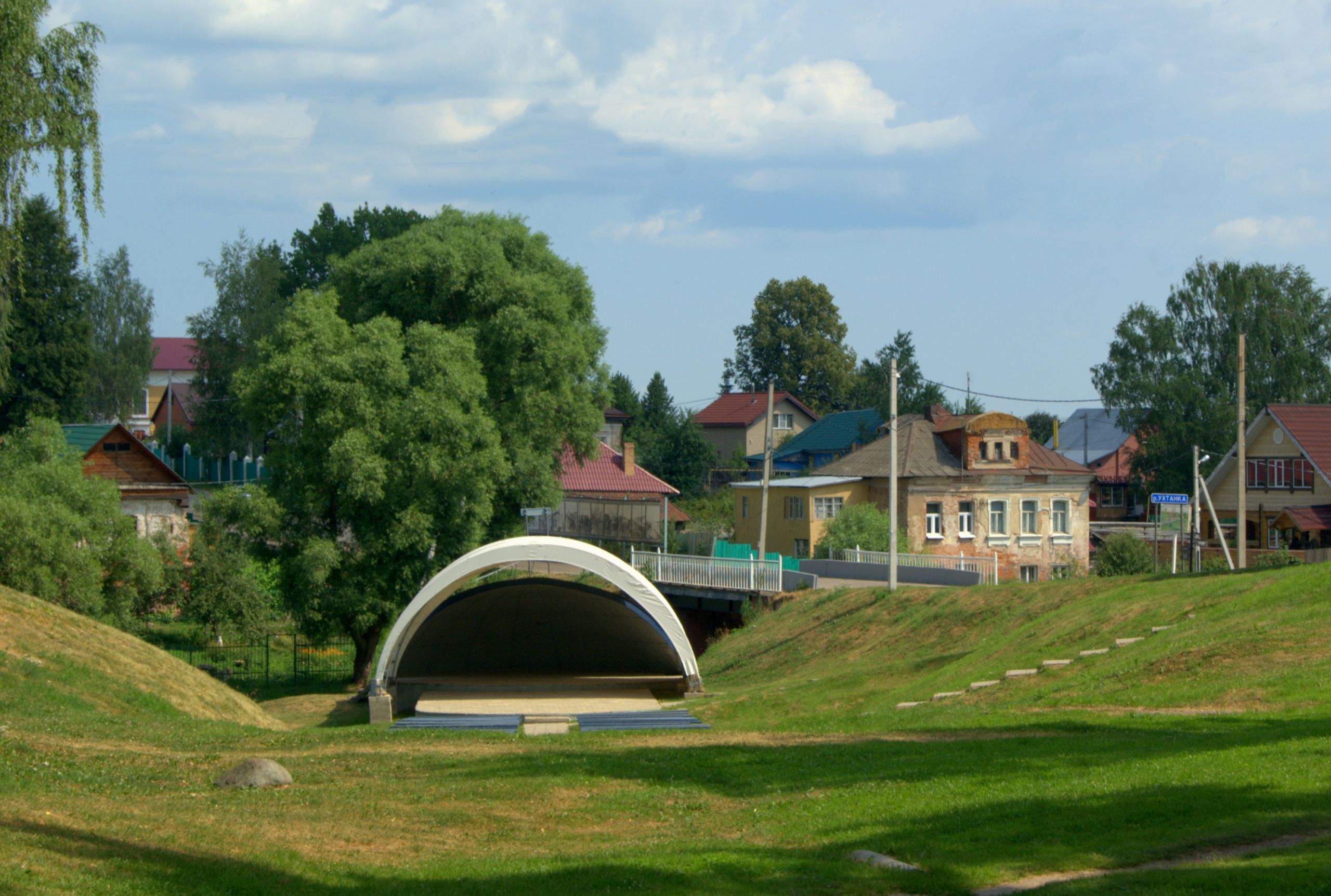Площадка и мост через реку Ухтомку