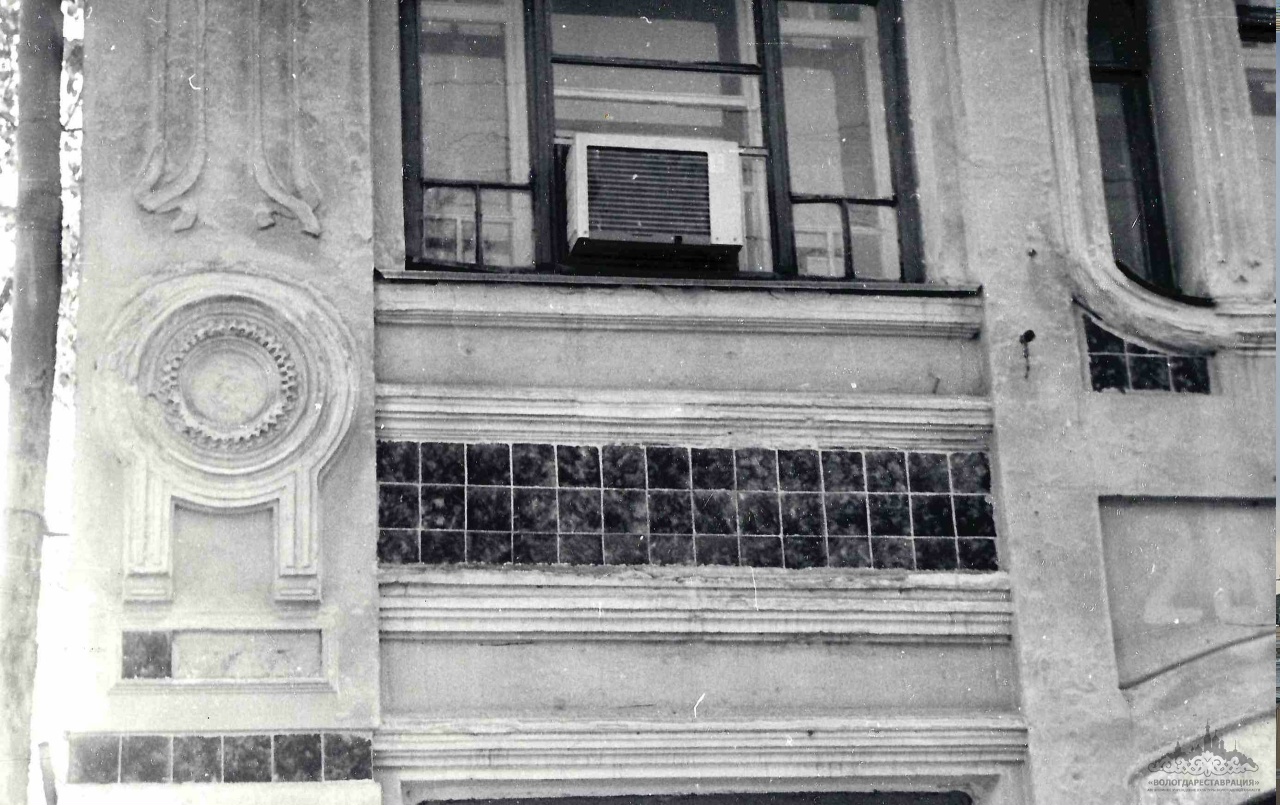 1983 год. Фрагмент декора главного фасада (https://sun9-4.userapi.com/impg/gKUWpsz_lE4W2FD2DiUgMr5BvH-vPSKzGZx_ag/Lo41fwRpr2Q.jpg?size=1280x805&quality=95&sign=01e8b3dceabc72bf1133837be82706ff&type=album)